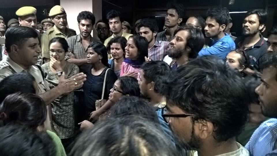 Police asks Students to leave the UGC premises