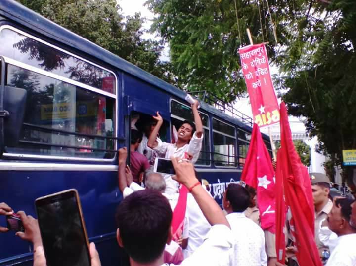 Students being arrested while marching towards Lucknow Vidhan Sabha.